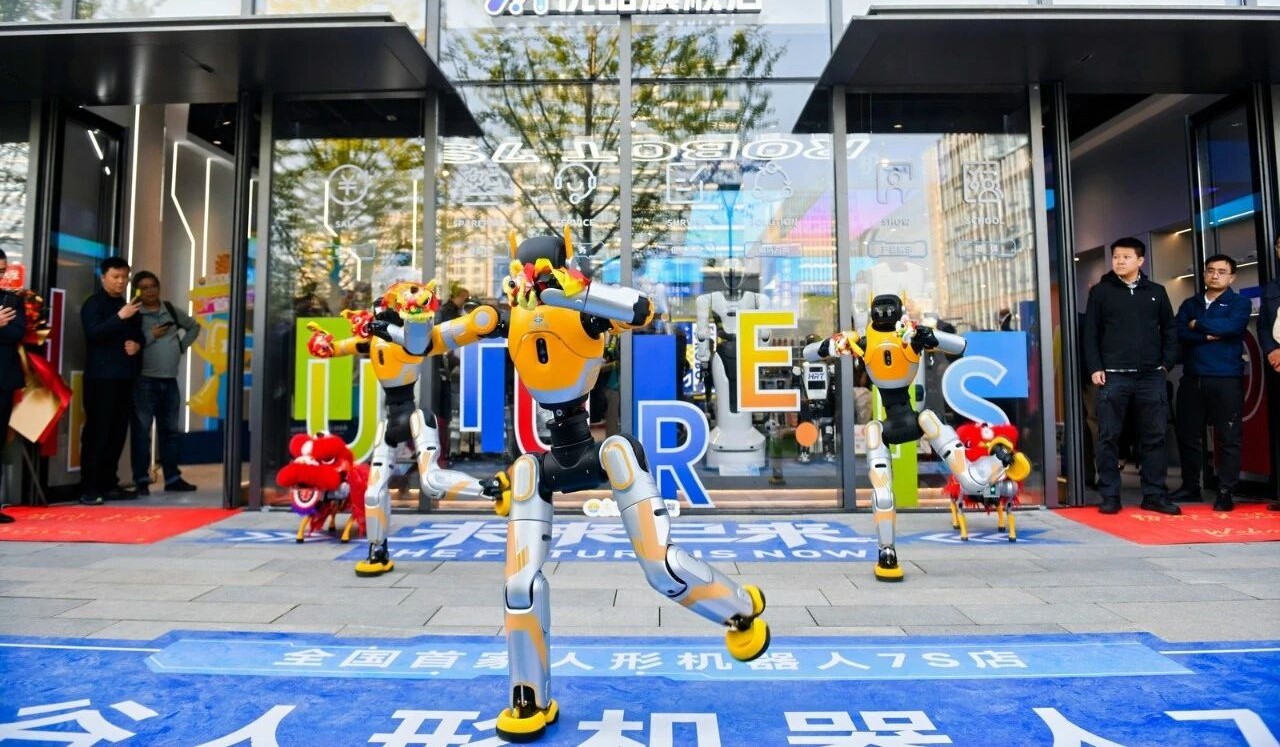 光谷東智機(jī)器人全系出動(dòng)！齊齊亮相全球首家人形機(jī)器人7S店
